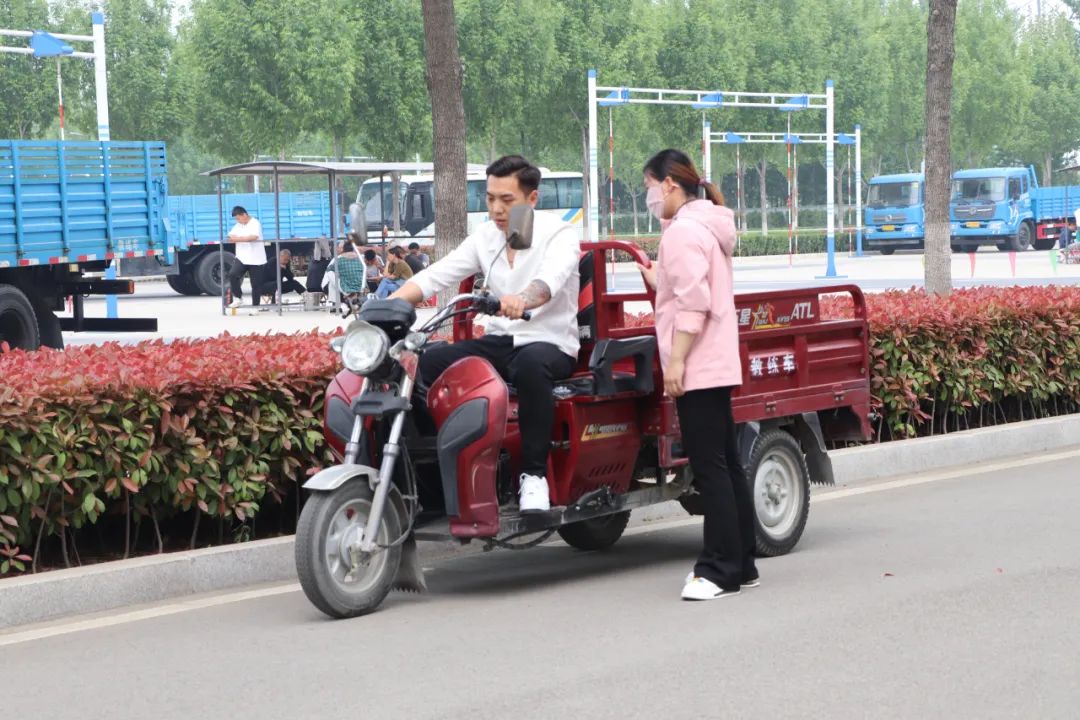 【濟(jì)寧大運(yùn)河駕?！縿趧幼罟鈽s丨“五一”您學(xué)車我在崗！(圖3)