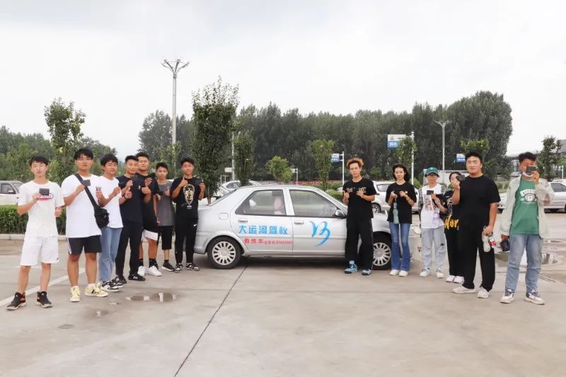 【濟(jì)寧大運(yùn)河駕校】“第十屆學(xué)車夏令營”第一批大學(xué)生順利拿證！(圖1)